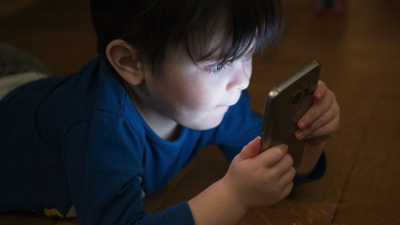 Télé et tablette pour les enfants : à quel âge et combien de temps ?