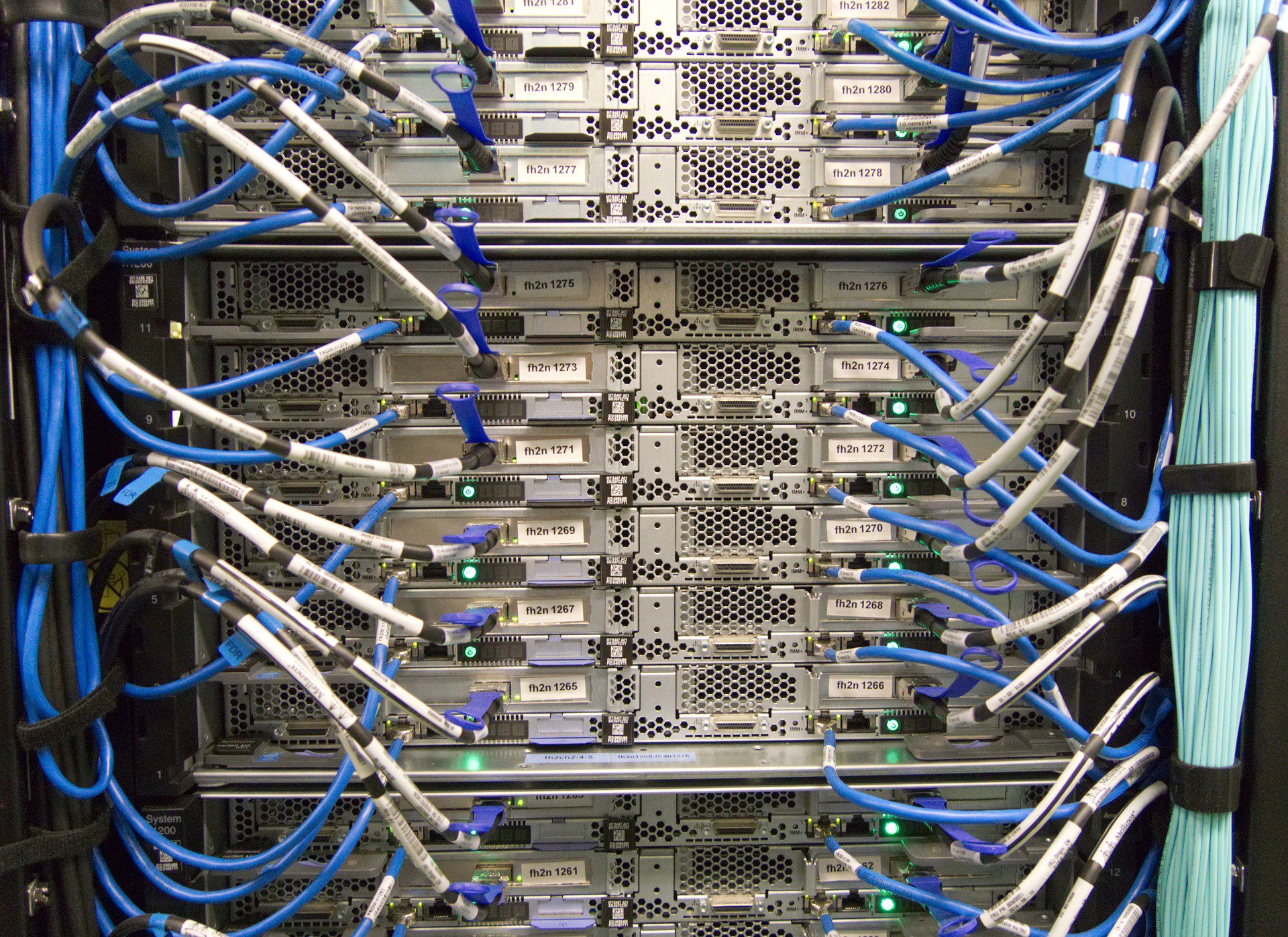 Photo de beaucoup de câbles de data center